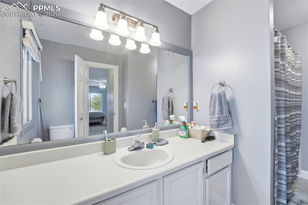 Image 30 of 50: Bathroom