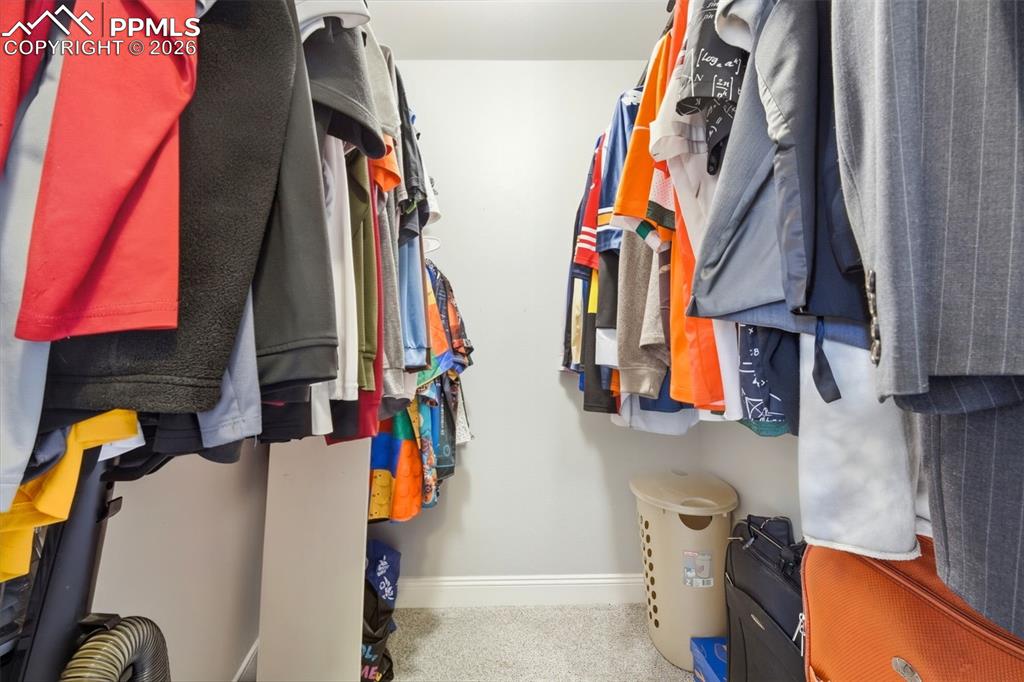 Image 31 of 50: Closet