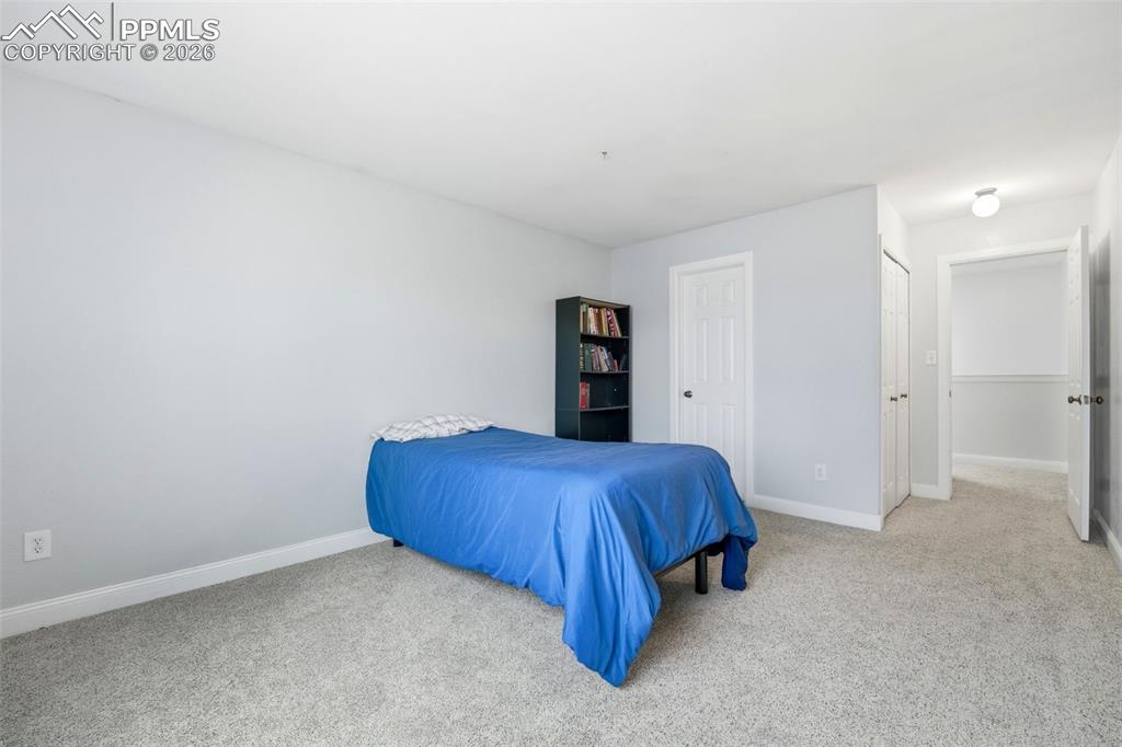 Image 33 of 50: Bedroom