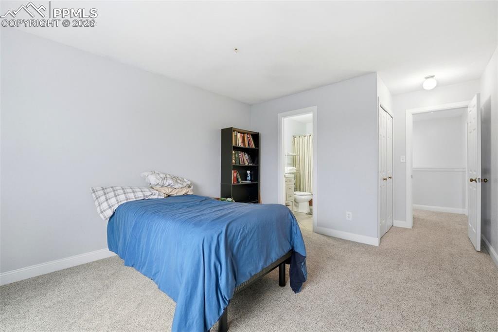 Image 34 of 50: Bedroom