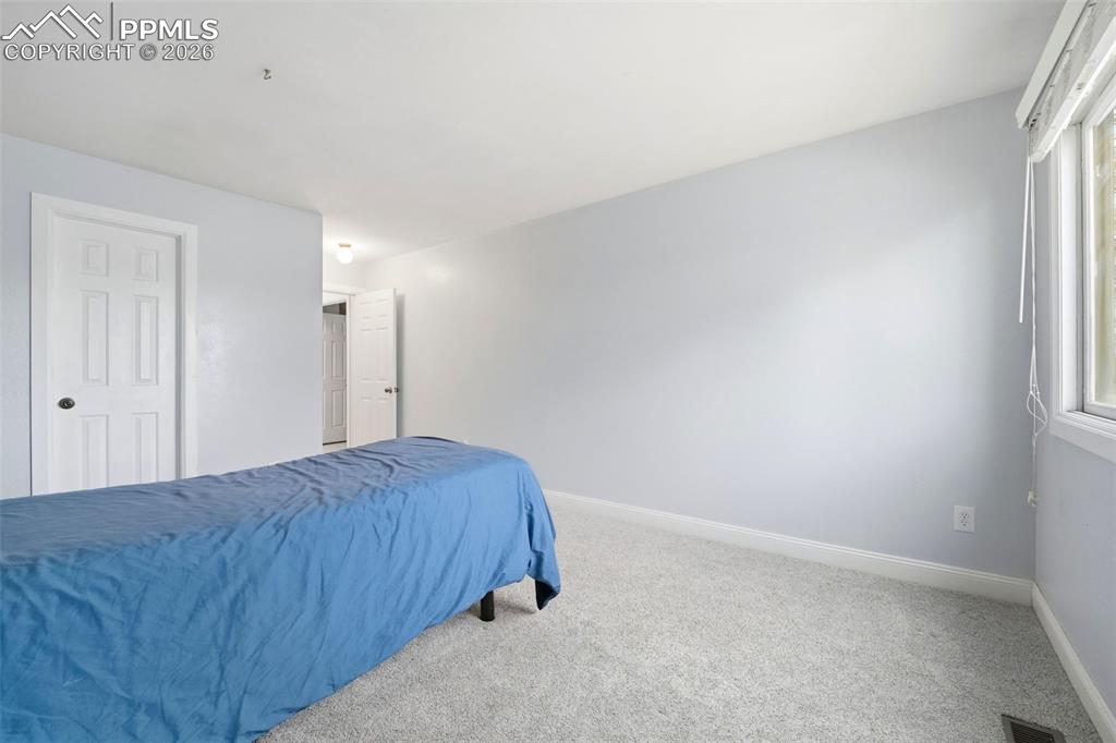 Image 35 of 50: Bedroom