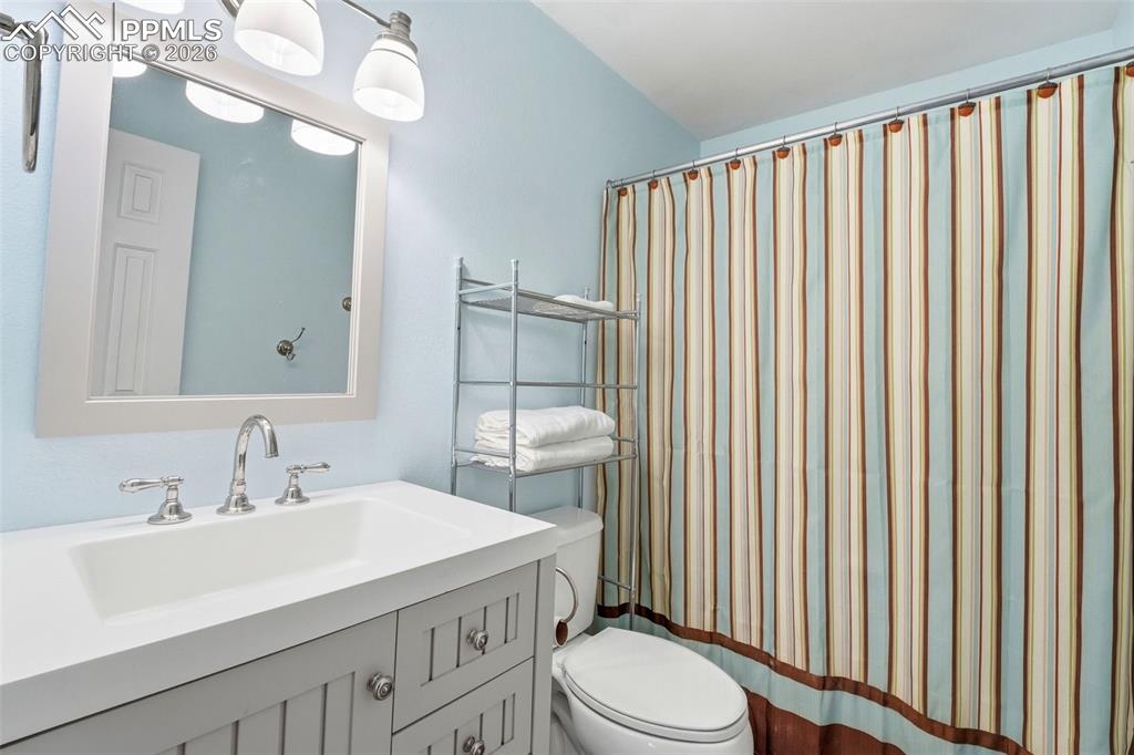 Image 36 of 50: Bathroom