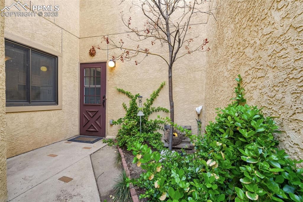 Image 7 of 50: Entry