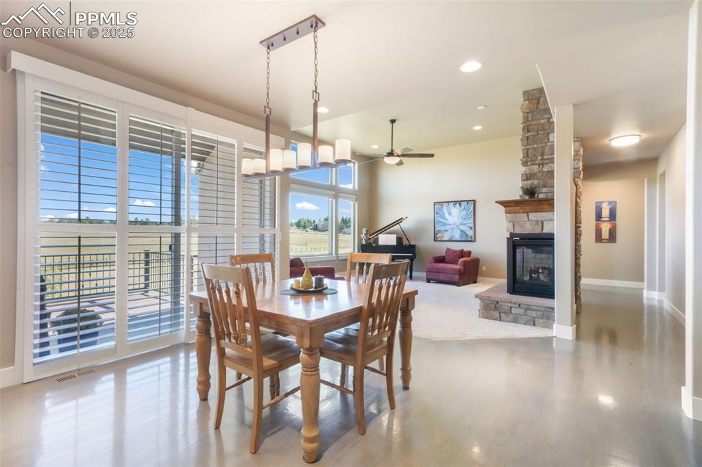 Image 10 of 50: Dining Area