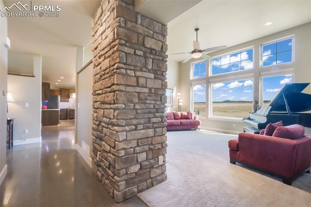 Image 17 of 50: Living Room