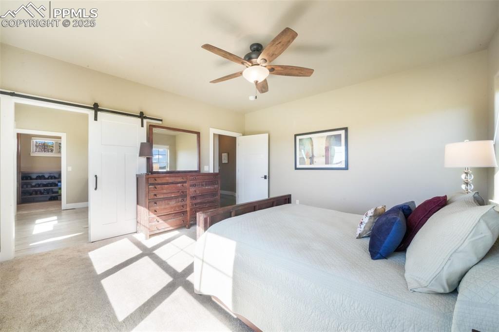 Image 22 of 50: Bedroom