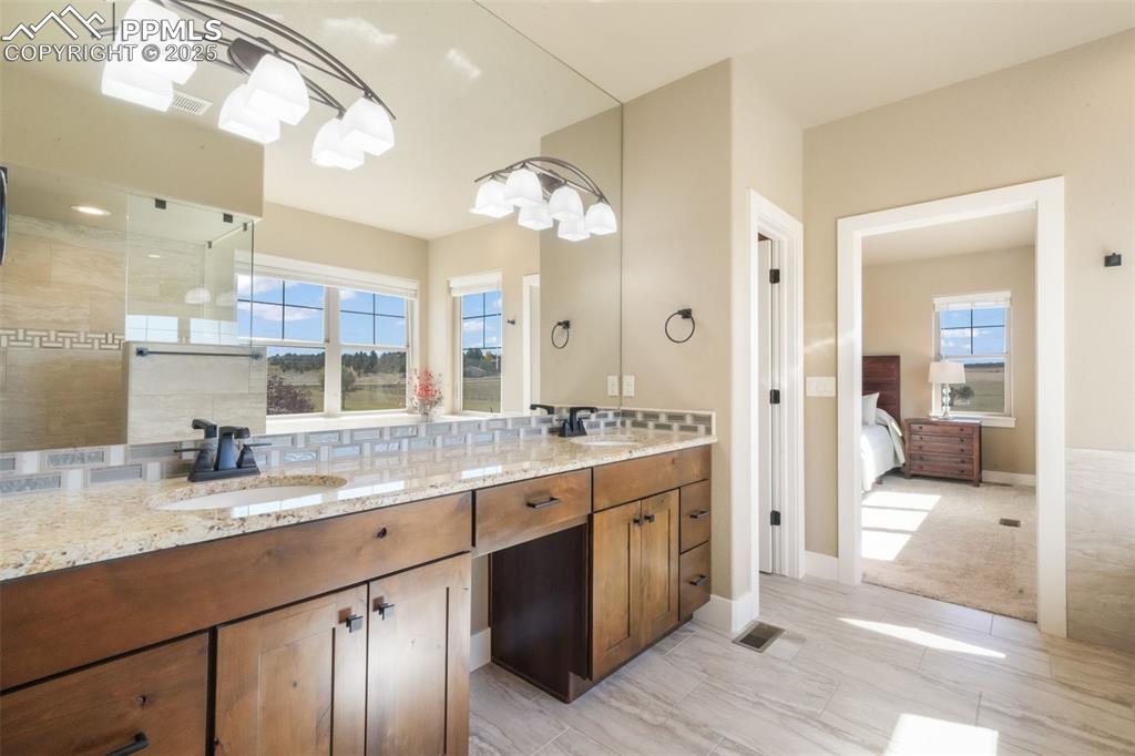 Image 25 of 50: Bathroom