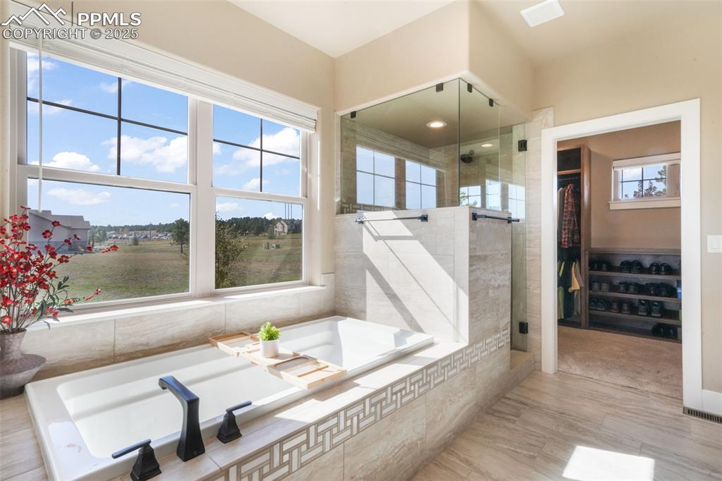 Image 27 of 50: Bathroom