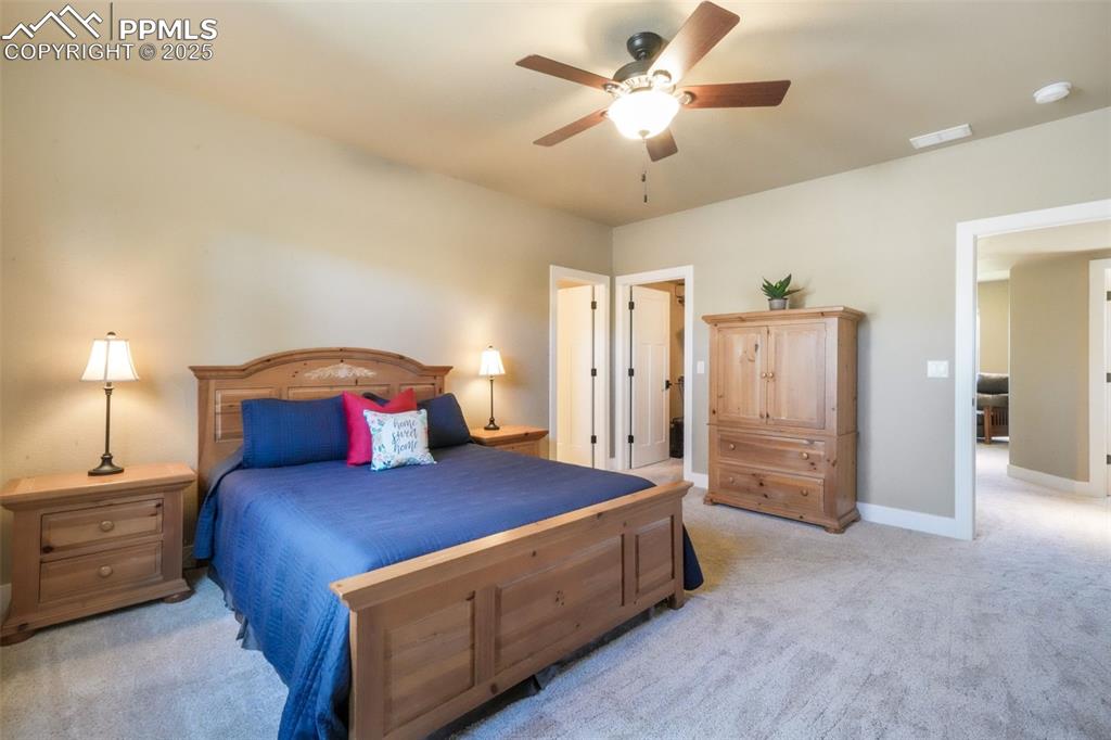 Image 40 of 50: Bedroom