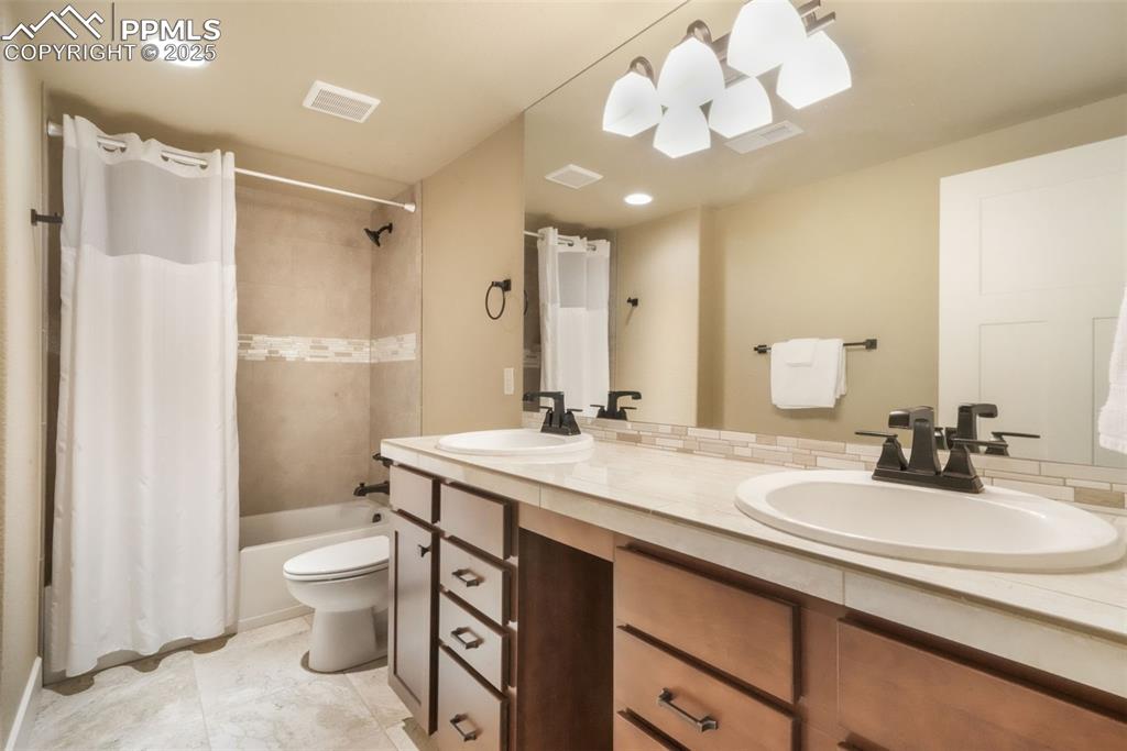 Image 43 of 50: Bathroom