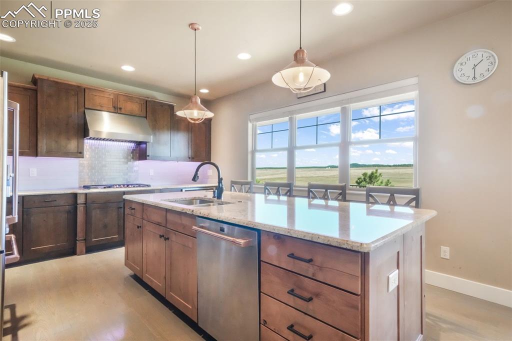 Image 7 of 50: Kitchen