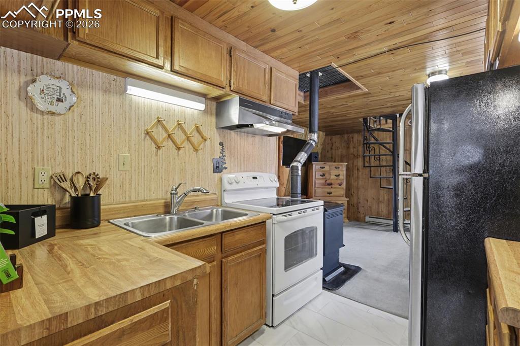 Image 8 of 29: Kitchen