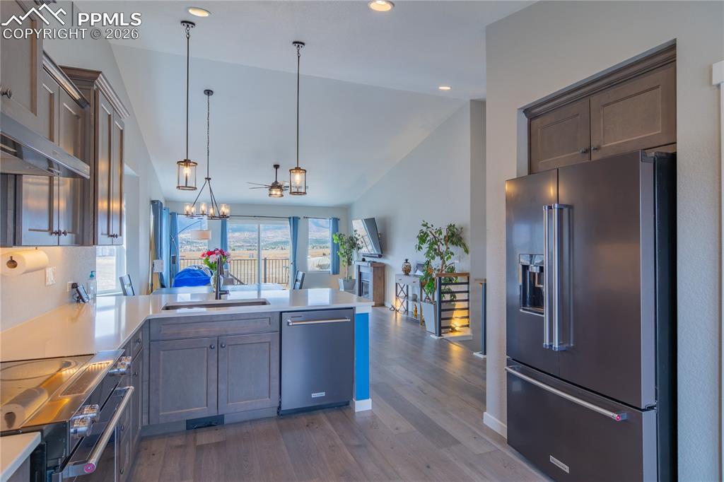 Image 11 of 50: Kitchen