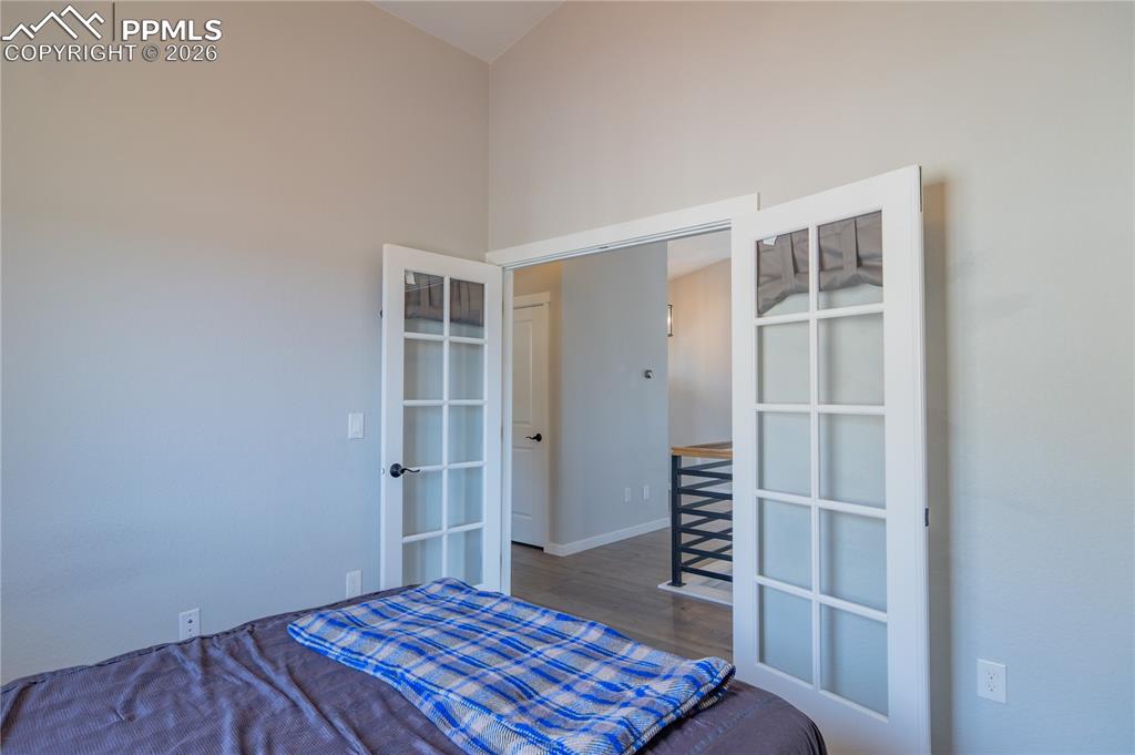 Image 21 of 50: Bedroom