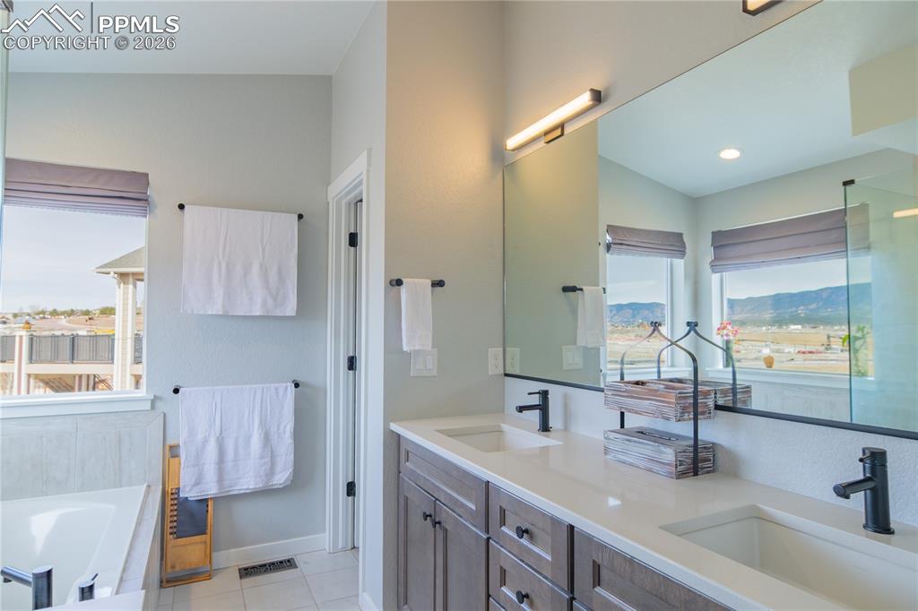 Image 24 of 50: Bathroom