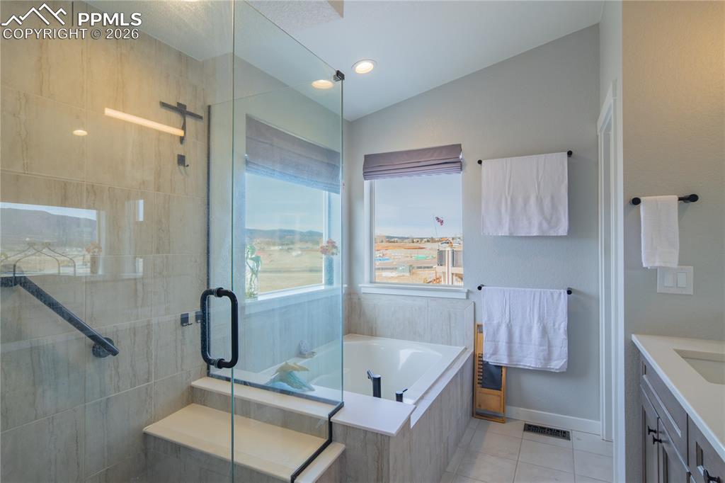 Image 25 of 50: Bathroom