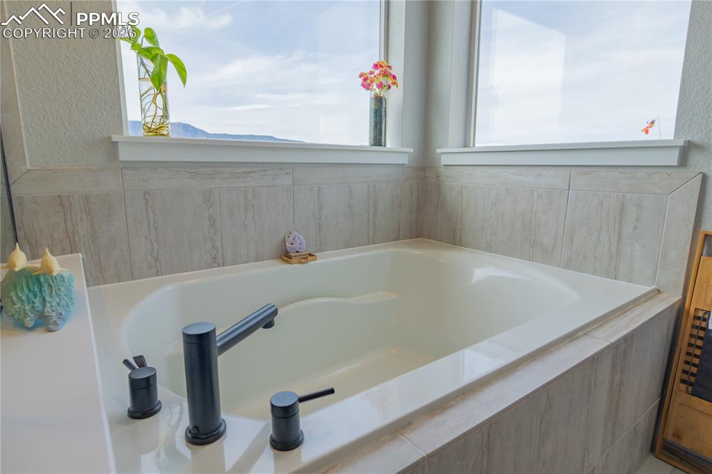 Image 26 of 50: Bathroom