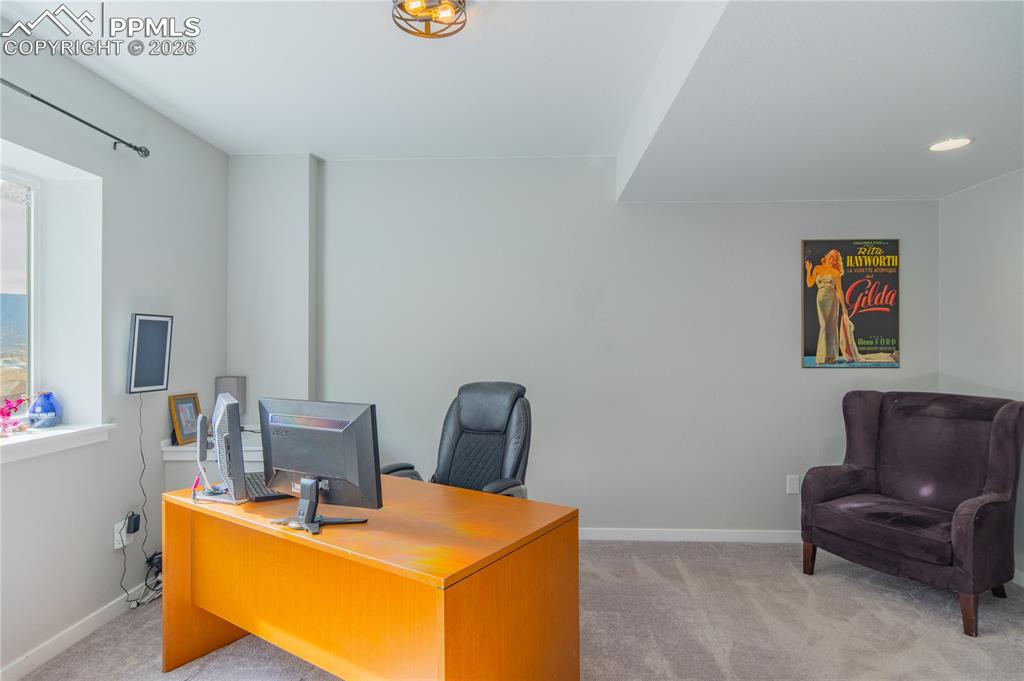 Image 34 of 50: Office