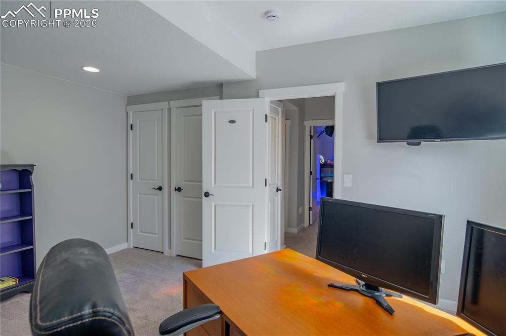 Image 35 of 50: Office