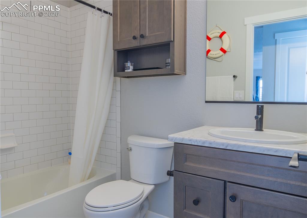 Image 36 of 50: Bathroom