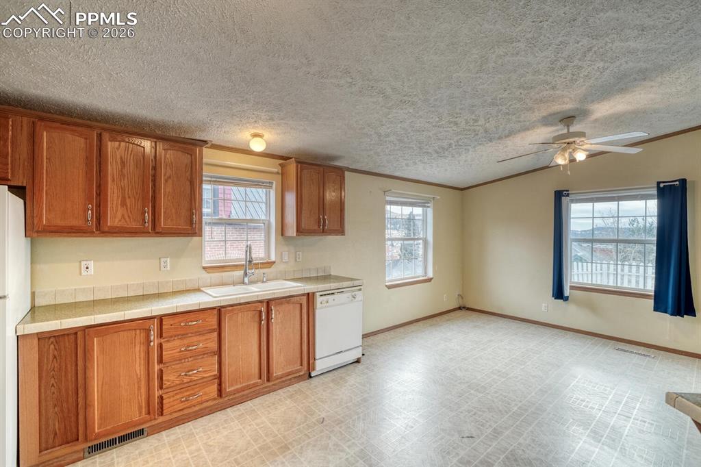 Image 20 of 28: Kitchen