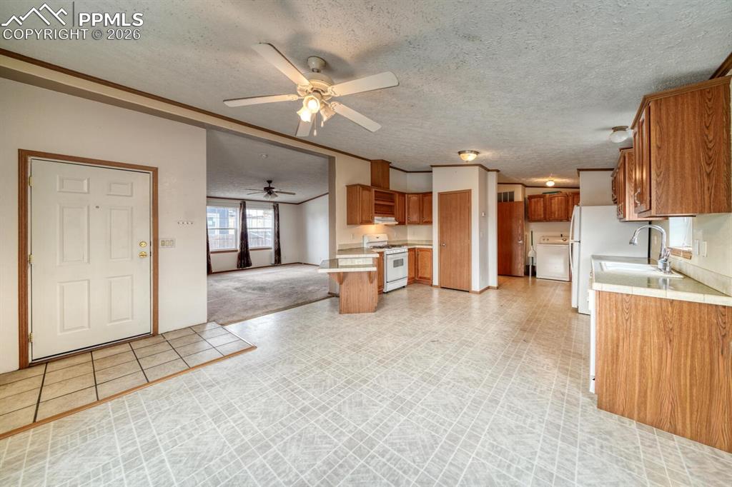 Image 4 of 28: Kitchen