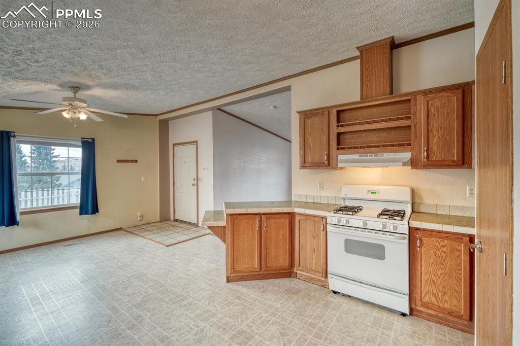 Image 5 of 28: Kitchen