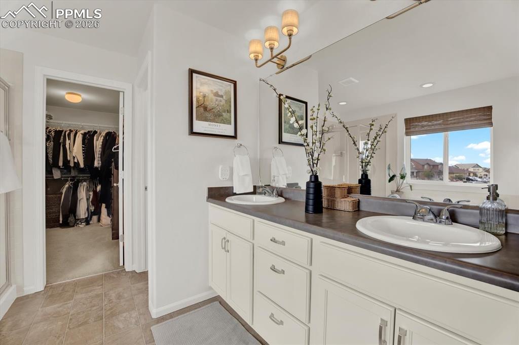 Image 19 of 41: Bathroom