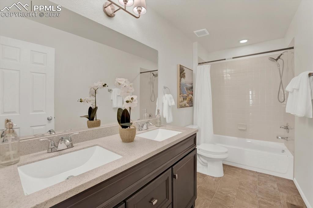 Image 22 of 41: Bathroom