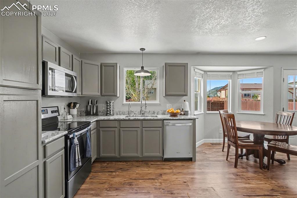 Image 9 of 32: Granite counters