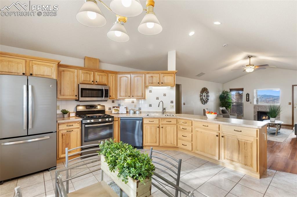 Image 15 of 50: Kitchen