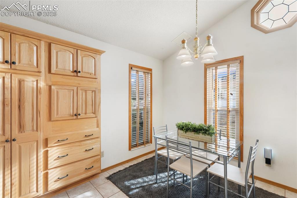 Image 17 of 50: Dining Area