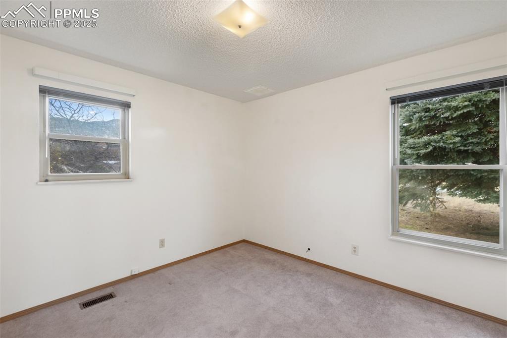 Image 31 of 50: Bedroom