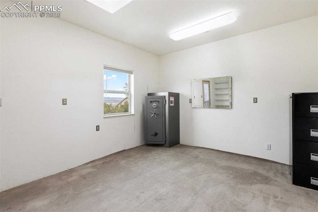 Image 32 of 50: Bedroom