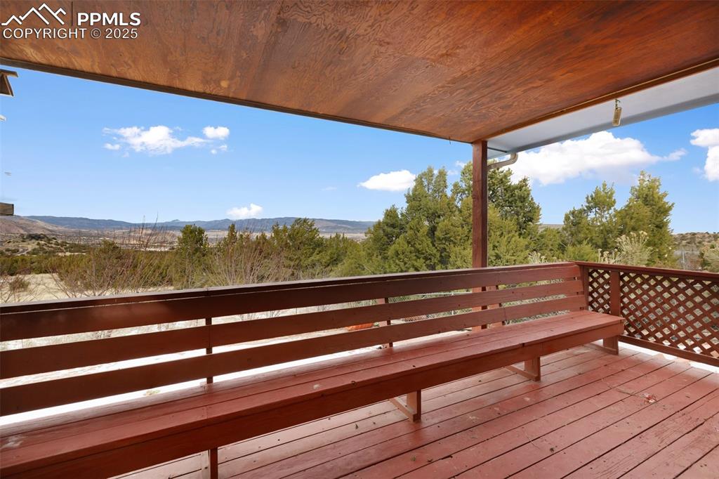 Image 33 of 50: Deck