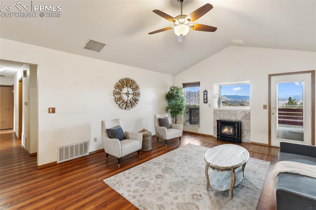 Image 7 of 50: Living Room