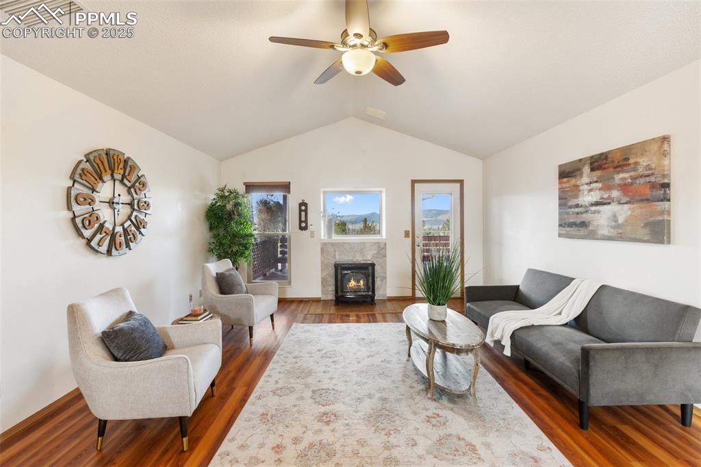 Image 8 of 50: Living Room