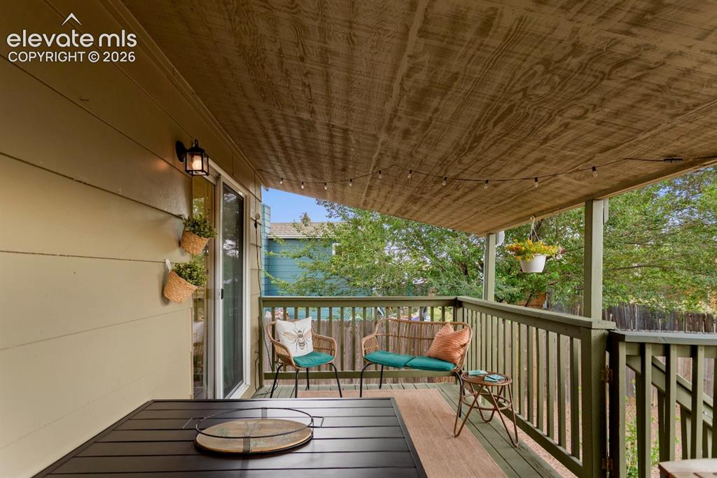 Image 19 of 25: Deck