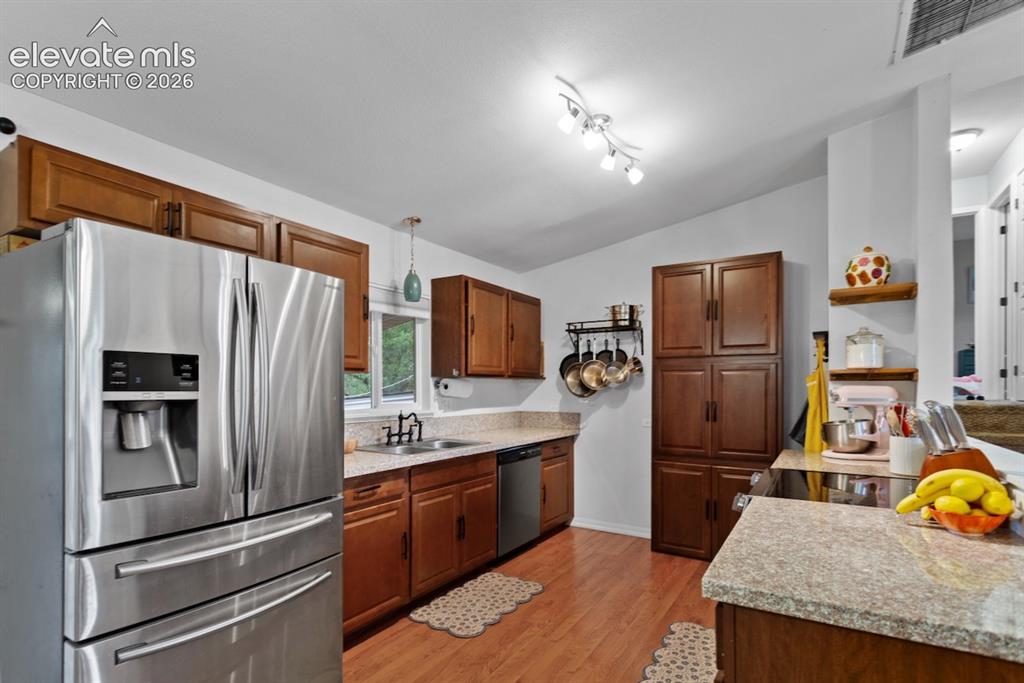 Image 3 of 25: Kitchen