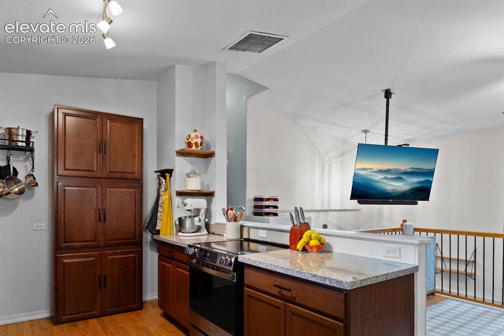 Image 4 of 25: Kitchen