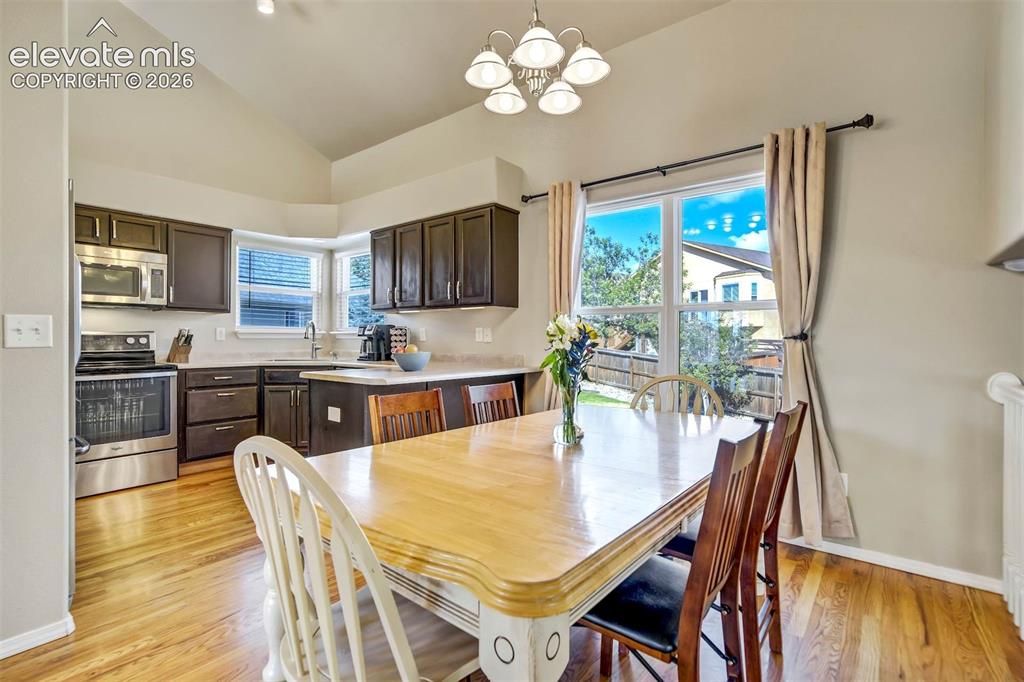 Image 14 of 48: Dining Area