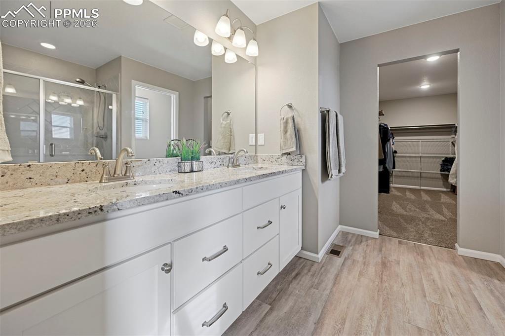 Image 26 of 50: Bathroom