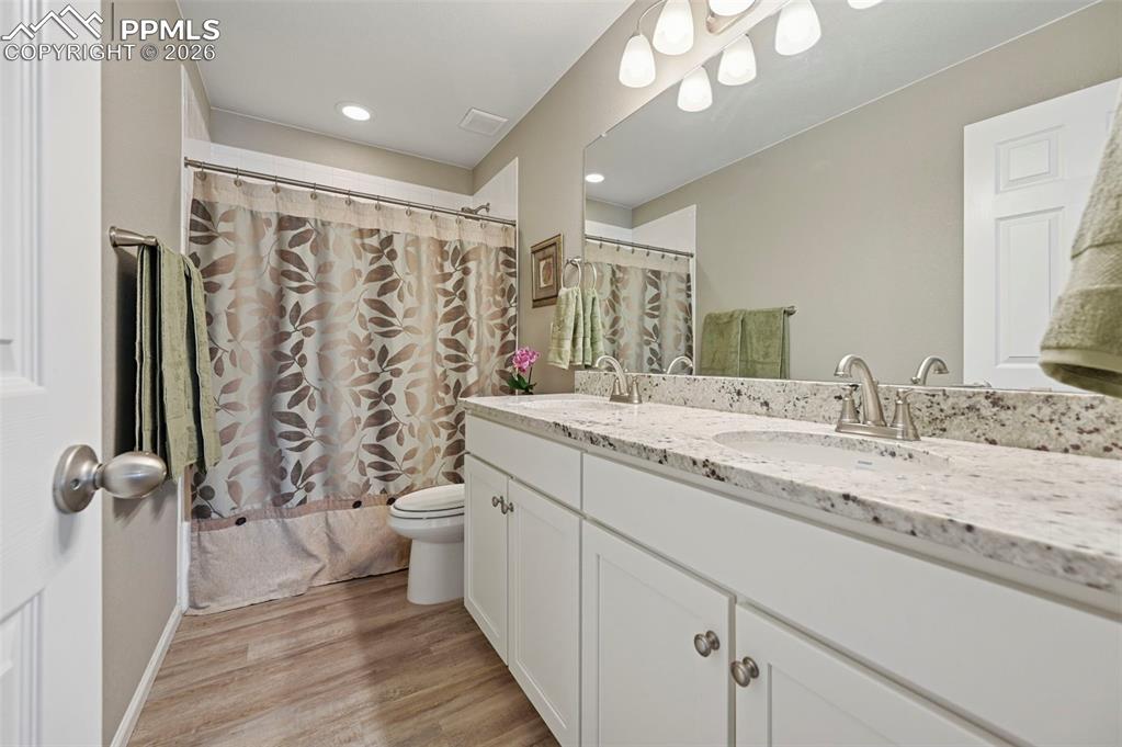 Image 29 of 50: Bathroom