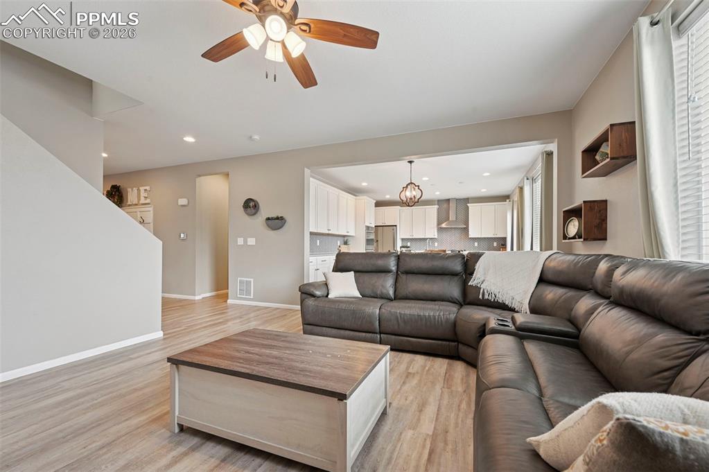 Image 7 of 50: Living Room