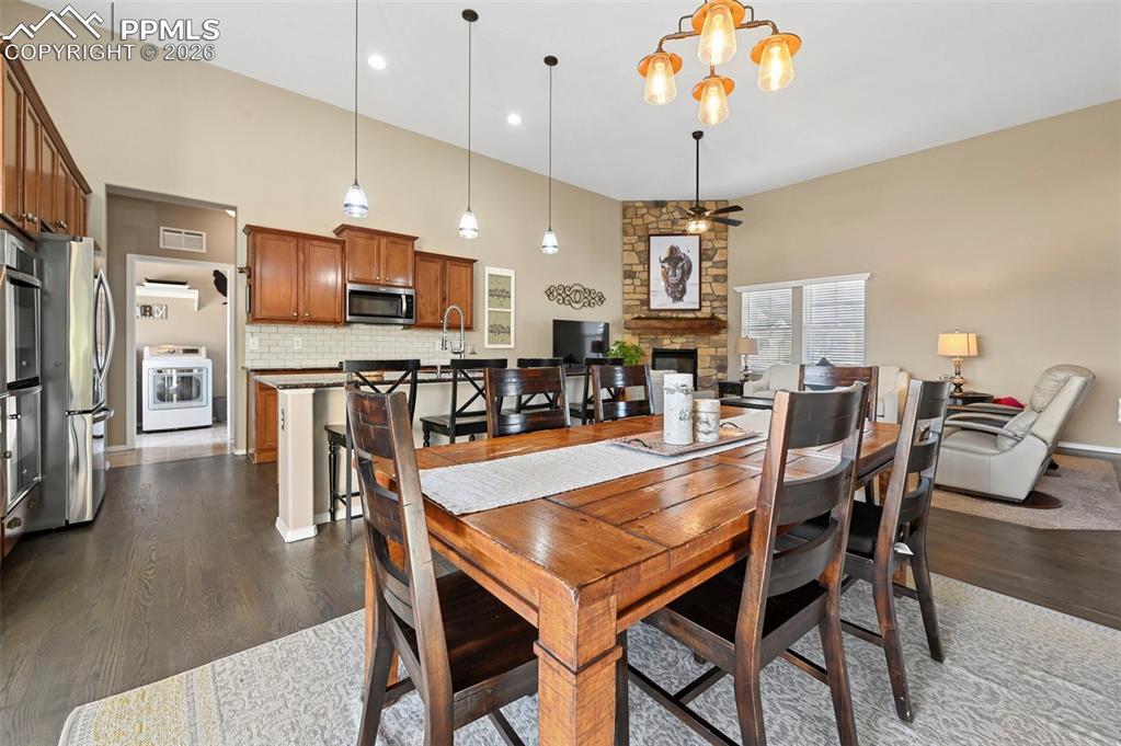 Image 11 of 37: Dining Area