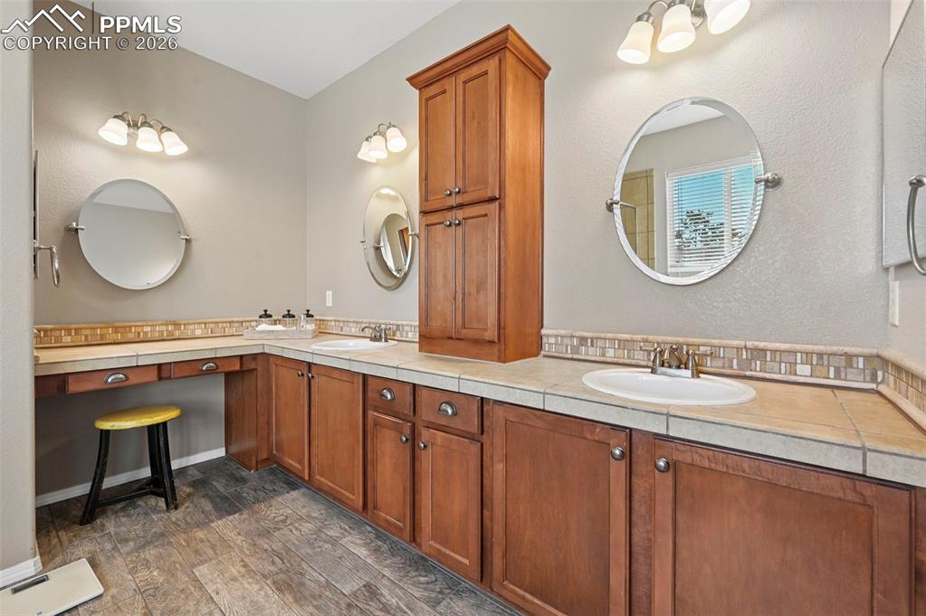 Image 16 of 37: Bathroom