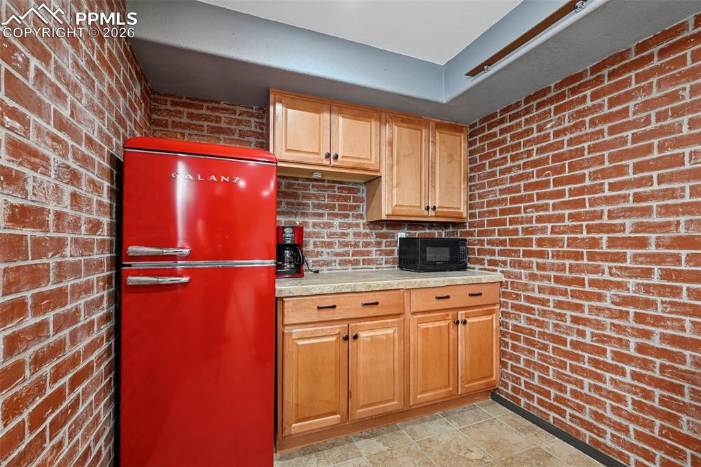 Image 20 of 37: Kitchen