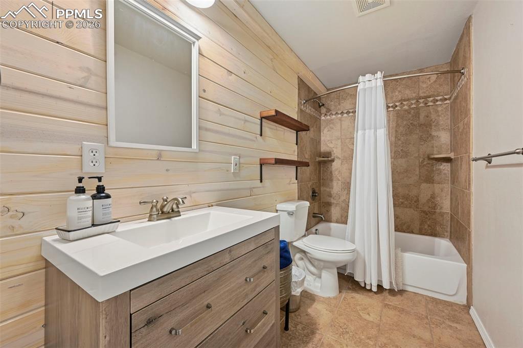 Image 22 of 37: Bathroom