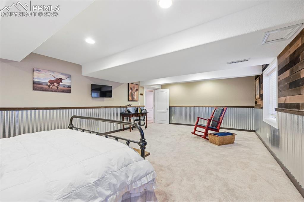 Image 26 of 37: Bedroom