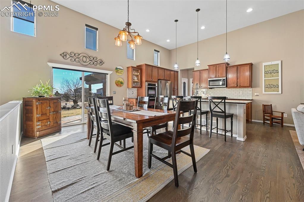 Image 3 of 37: Dining Area